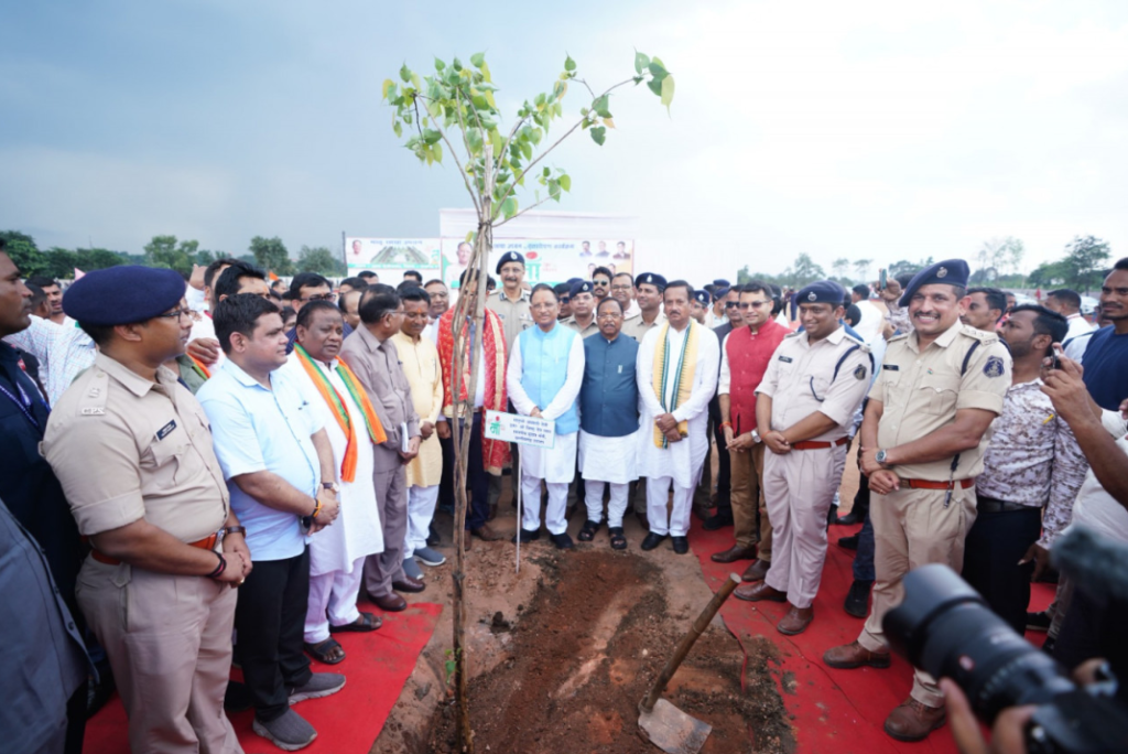 CG News : मुख्यमंत्री श्री विष्णु देव साय ने ’’एक पेड़ मां के नाम’’ अभियान के तहत किया वृक्षारोपण