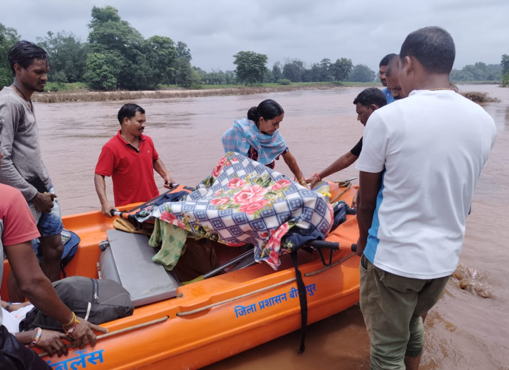 CG News : नदी में जलस्तर बढ़ने पर नगर सेना ने गर्भवती महिला को सुरक्षित पहुंचाया अस्पताल