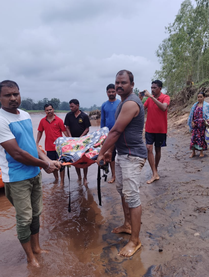 CG News : नदी में जलस्तर बढ़ने पर नगर सेना ने गर्भवती महिला को सुरक्षित पहुंचाया अस्पताल